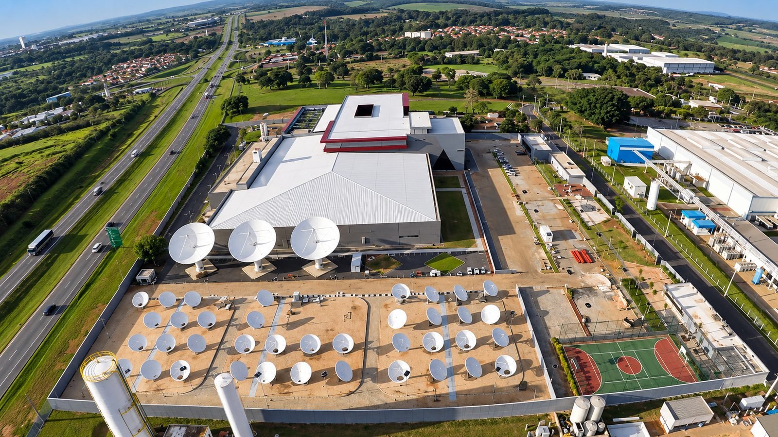 Vista aérea do data center da Sky com antenas parabólicas