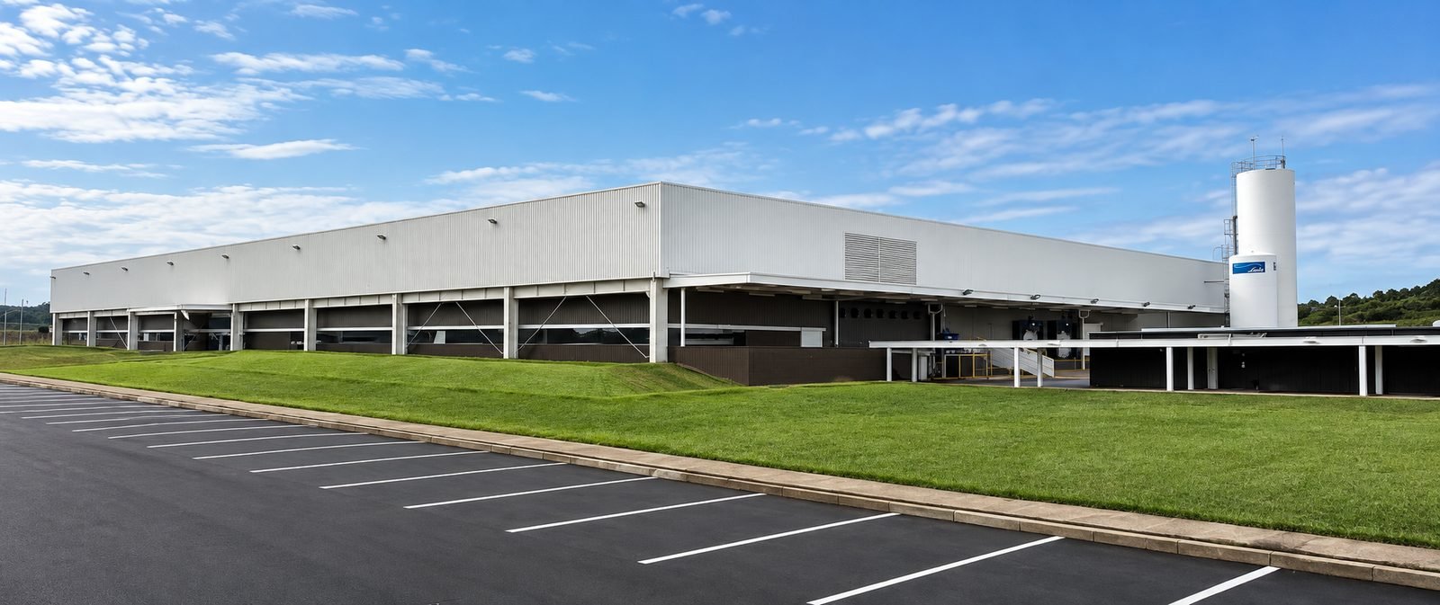 Galpão industrial da ThyssenKrupp com estacionamento à frente